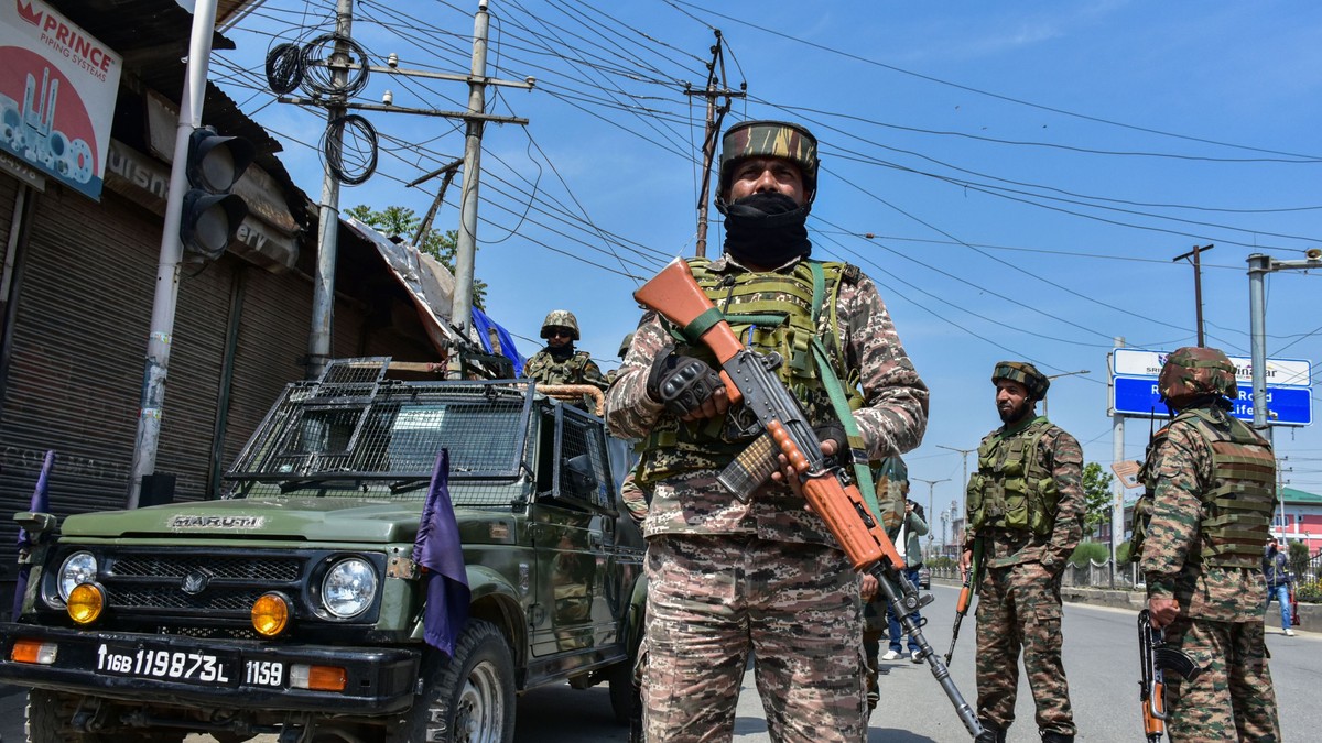 Soldați indieni mobilizați în apropiere de Srinagar, în Jammu și Cașmir Foto: Hepta