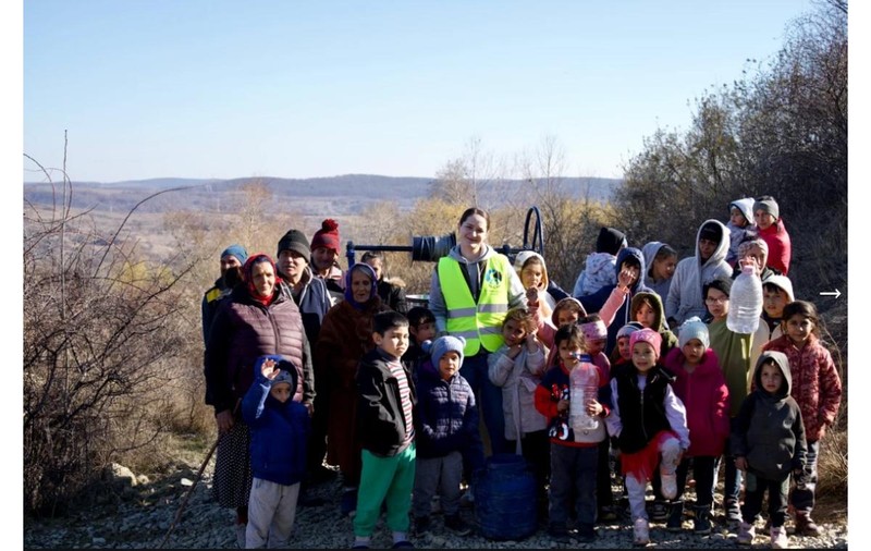 Selly a construit la construirea unei fântâni într-o comunitate din județul Bacău