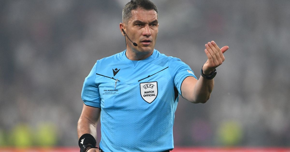 Arbitrul Istvan Kovacs ia o decizie în timpul finalei Ligii Campionilor UEFA 2025 dintre Paris Saint-Germain și FC Internazionale Milano, desfășurată pe stadionul München Football Arena, pe 31 mai 2025, la München, Germania.