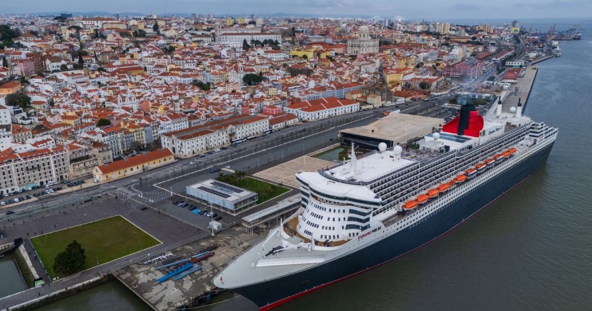 Vedere aeriană a unei ambarcațiunii de croazieră în portul din Lisabona, în imagini se vede orașul în partea stângă