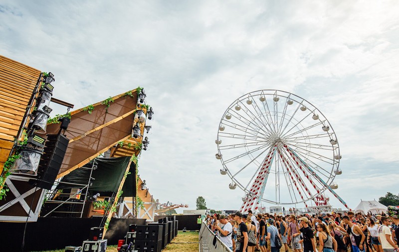 Un bărbat a murit la un festival de muzică electronică din Germania, după ce a căzut dintr-o roată