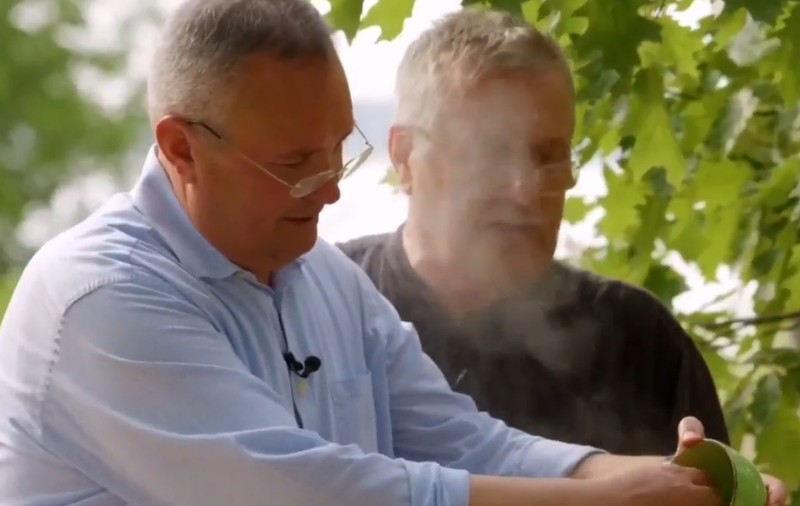 Nicolae Ciucă şi-a prezentat cartea în emisiunea culinară a lui Mircea Dinescu: „Trăirea de acolo nu poate fi decât din trăire”. VIDEO