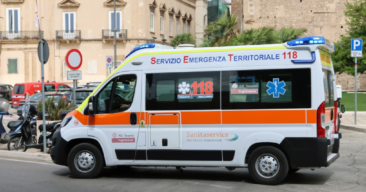 O ambulanță italiană pe străzile unui oraș. Taranto, Puglia, Italia – 26 iunie 2024