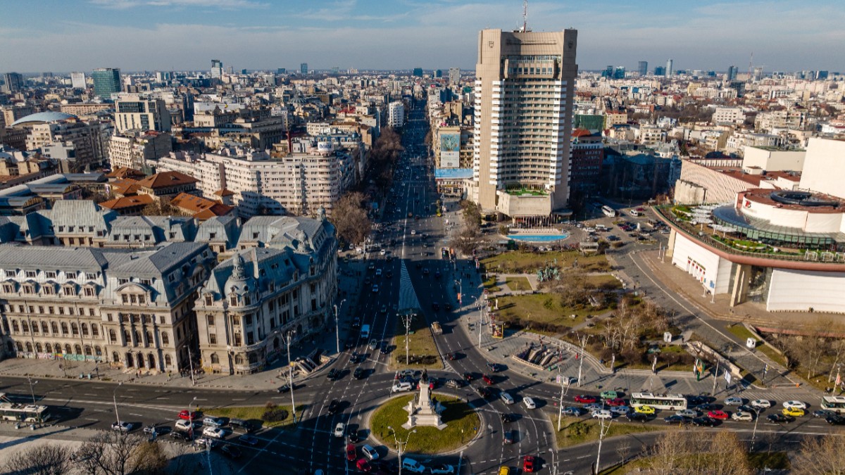 Centrul orașului București toamna, la Kilometrul 0. Se vede Bulevardul Magheru, clădirea Universității din București și fostul hotel Intercontinental