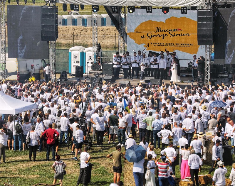 FOTO. Nunta lui George Simion, văzută de la fața locului. Câteva sute de oameni au rezistat în fața scenei, petrecerea a continuat până la 7 dimineața