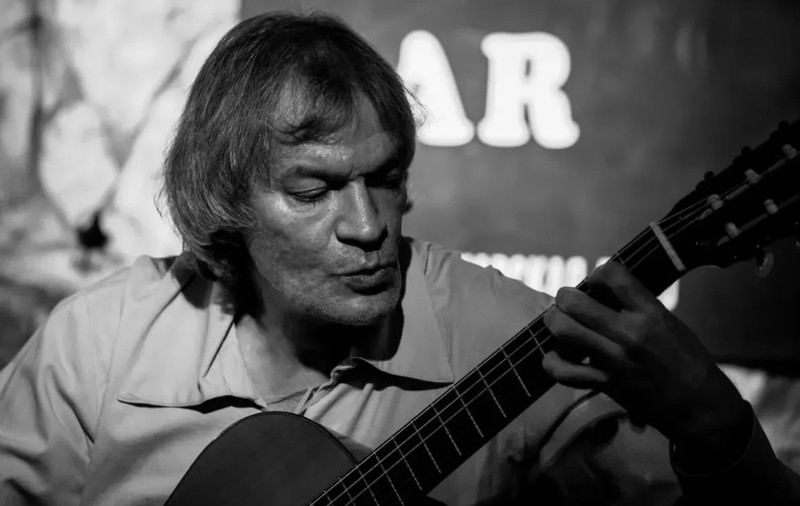 Un muzician rus anti-război și anti-Putin a murit după ce a căzut de la fereastră în timpul unei percheziții a poliției