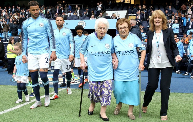 Manchester City le-a onorat pe cele mai bătrâne suportere ale clubului