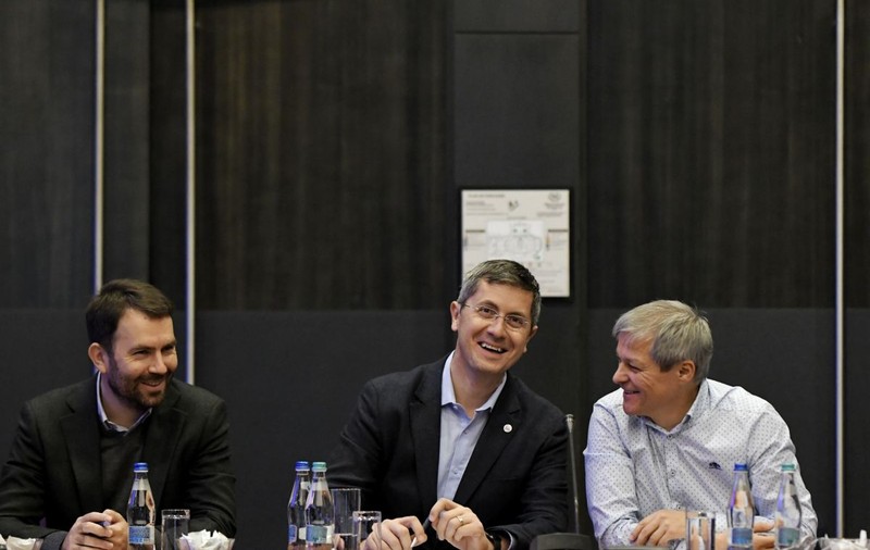 Reacțiile foștilor colegi ai lui Cioloș, după ce a anunțat noul partid. Bulai: „Abia aștept să fuzionăm din nou”