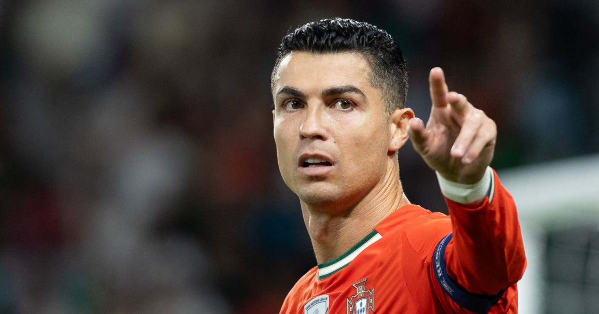 Cristiano Ronaldo, în tricoul naționalei Portugaliei, arată cu degetul spre tribună, 14 octombrie 2025