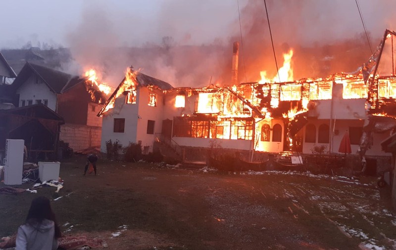 VIDEO | Trei pensiuni, mistuite de flăcări în Moieciu de Sus. Incendiul a fost stins după 3 ore