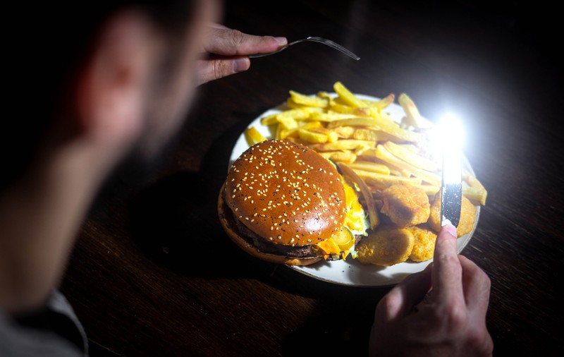 Burger cu sau fără cartofi prăjiți, ce este mai „sănătos”? Răspunde studiul publicat de o revistă științifică