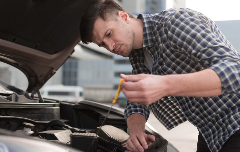 Mecanic vs. DIY: ce reparații simple poți face singur la mașină pentru a economisi bani