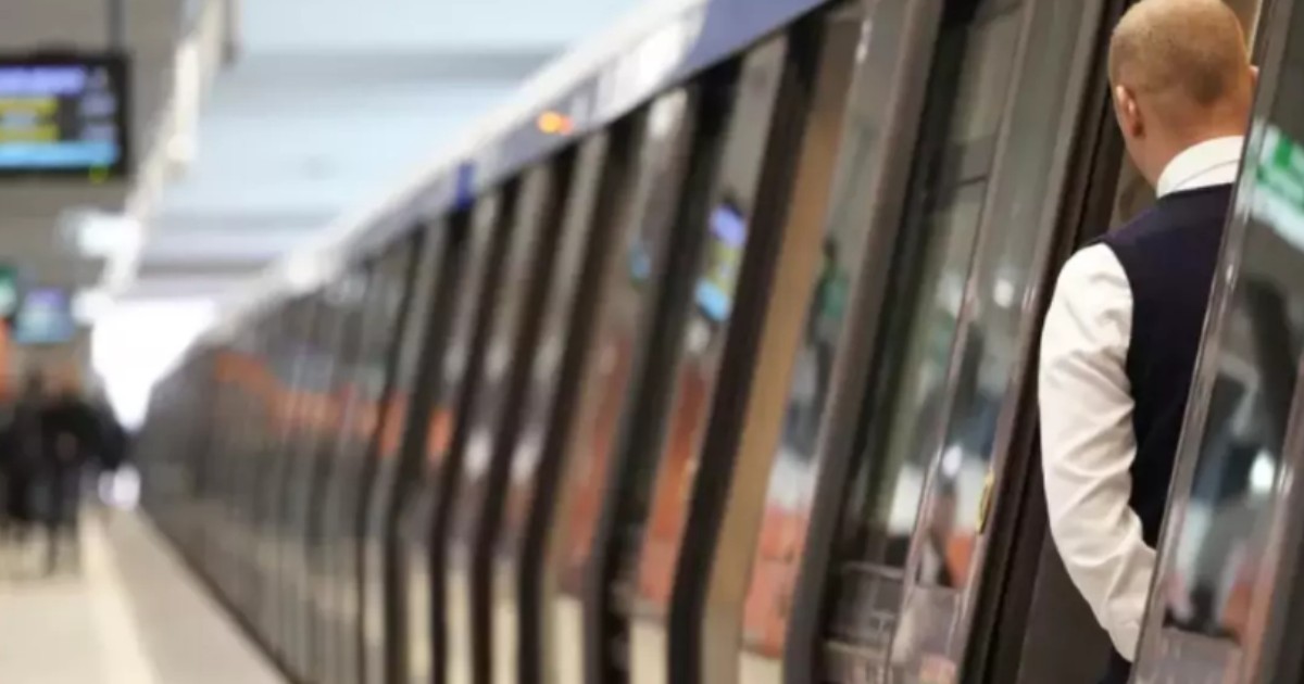 Un mecanic de tren care privește pe peron