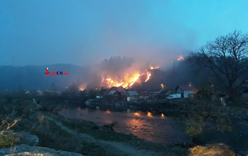 VIDEO | Incendiu violent la marginea orașului Reșița. Localnicii își făceau selfie-uri în timp ce pompierii se luptau cu flăcările!