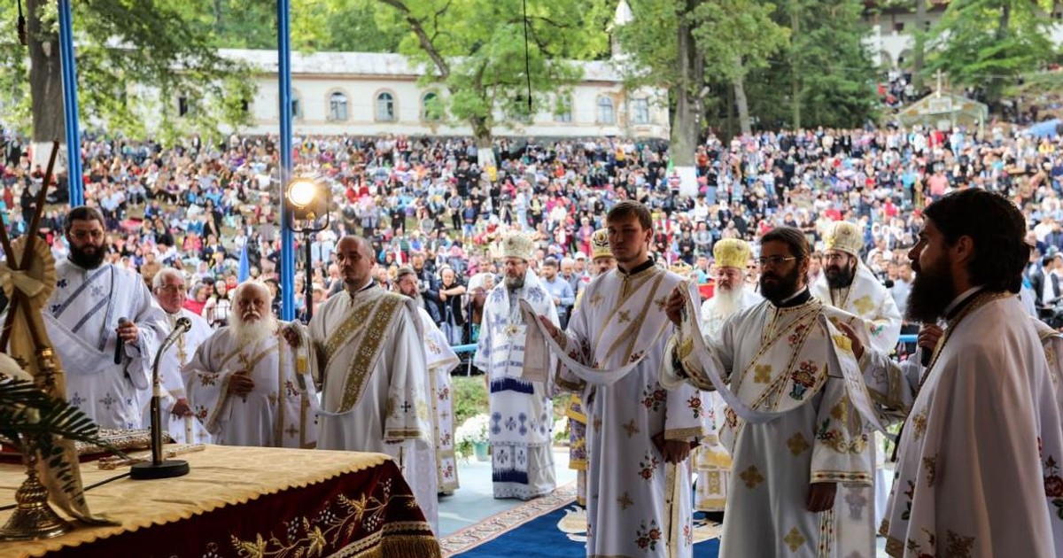 slujba de Sfânta Maria la Mânăstirea Nicula
