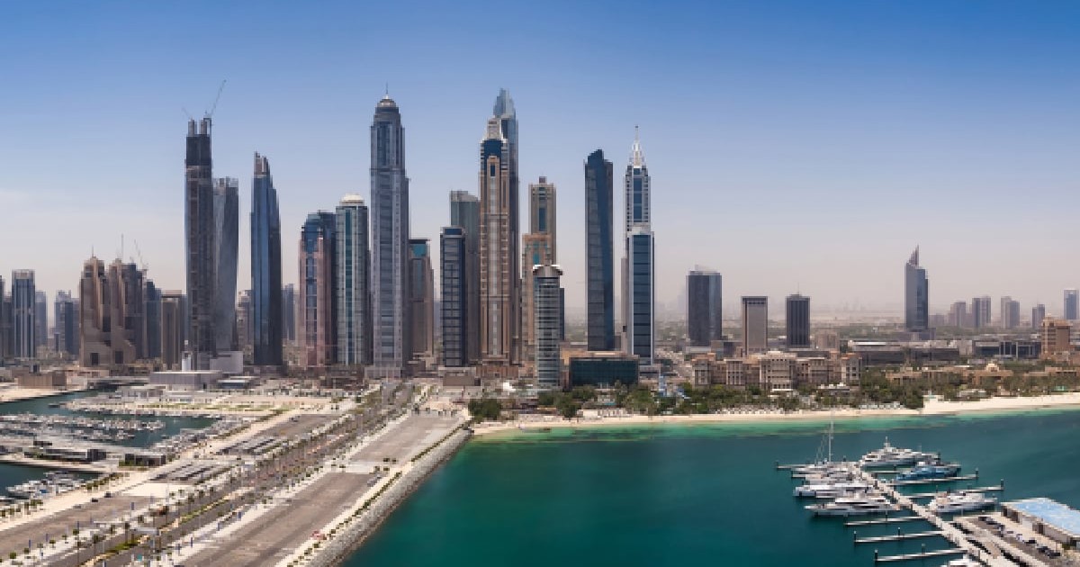 Vedere panoramică aeriană a zgârie-norilor moderni de pe malul mării din Dubai.