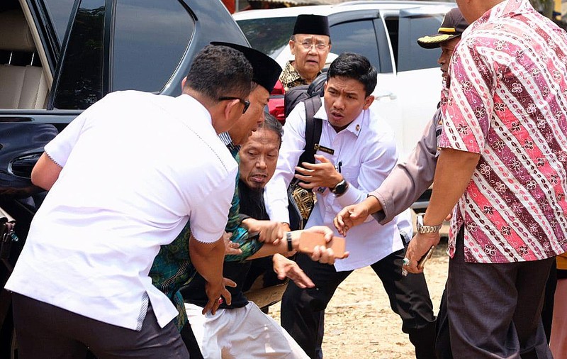 Ministrul Securității din Indonezia a fost atacat cu cuțitul. Și un polițist a fost rănit în timpul incidentului