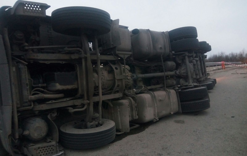 O cisternă încărcată cu sodă caustică lichidă s-a răsturnat pe DN1, în judeţul Braşov. Traficul este blocat|VIDEO&FOTO