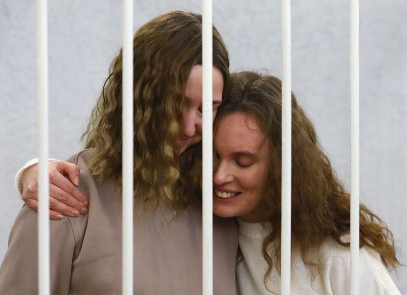 Katerina Andreeva (dreapta), alături de Daria Chultsova, la tribunal în Minsk, în februarie 2021 | Foto: EPA
