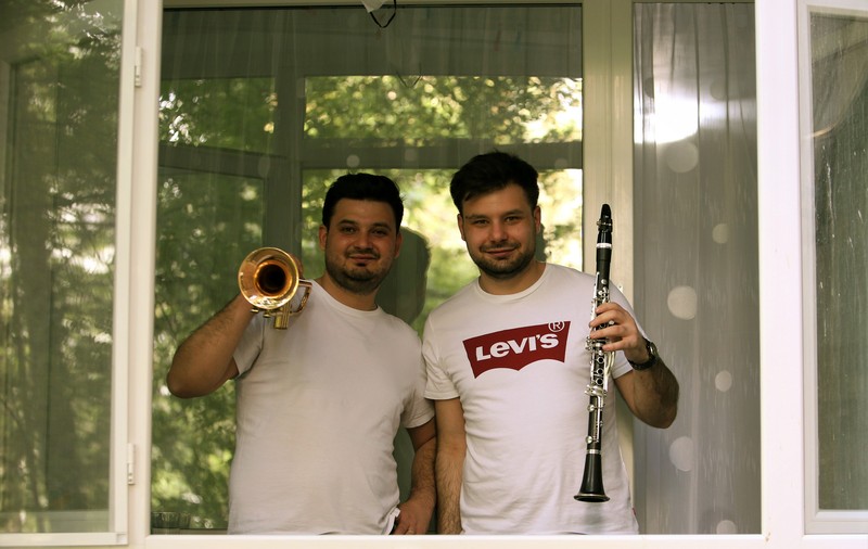 Doi frați au cântat la balcon “Bella ciao” pentru vecinii lor din Drumul Taberei