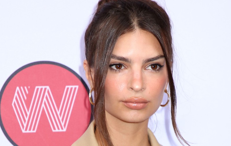 Ipostaza în care s-a fotografiat Emily Ratajkowski: cu păr la subraț