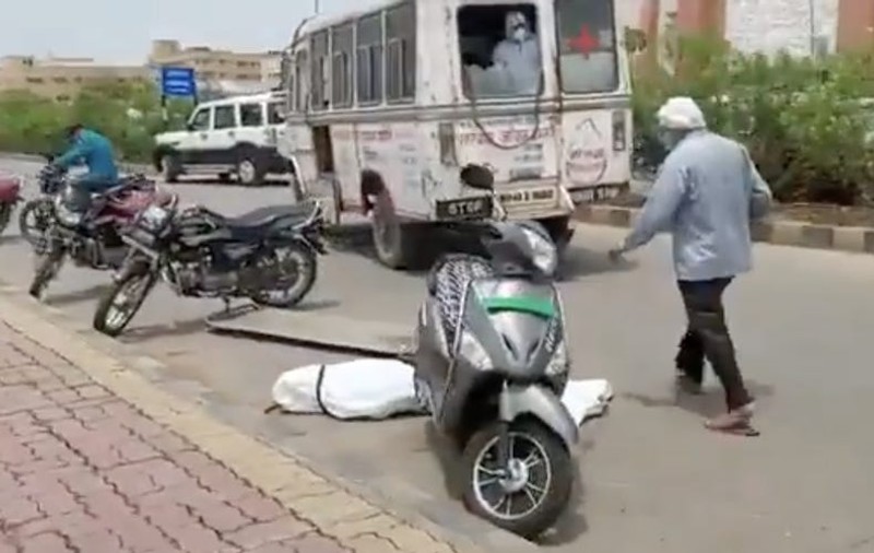 VIDEO | Imagine șocantă din India. Un cadavru cade dintr-o ambulanță deteriorată