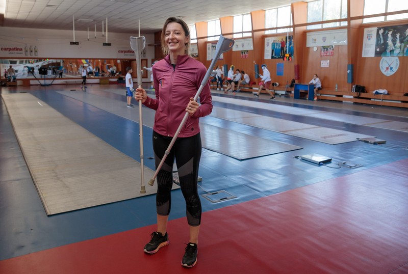 Cu 10 luni înainte de Jocurile Olimpice, a fost supusă unei intervenţii chirurgicale la genunchiul drept