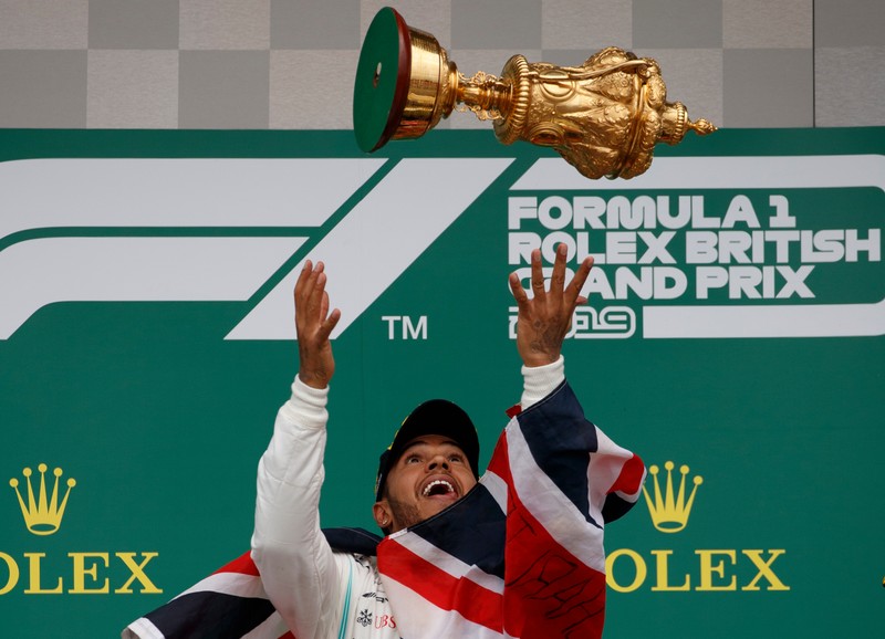 Lewis Hamilton a jonglat cu trofeul sub privirile fanilor FOTO: EPA-EFE/VALDRIN XHEMAJ