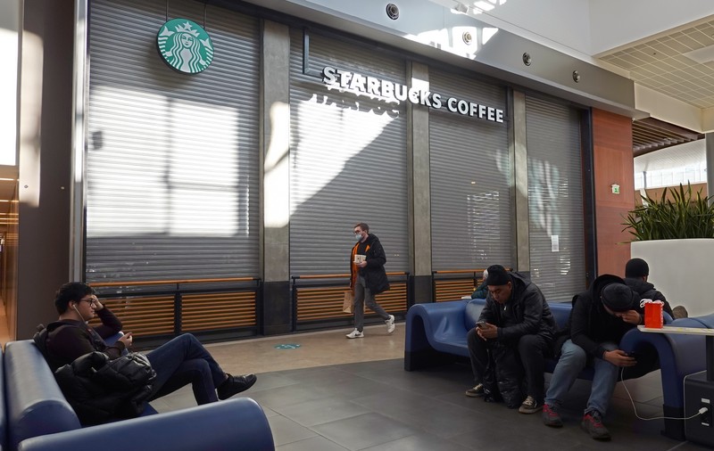 Starbucks pleacă definitiv din Rusia, după 15 ani. Ce se întâmplă cu cei 2.000 de angajaţi ai firmei