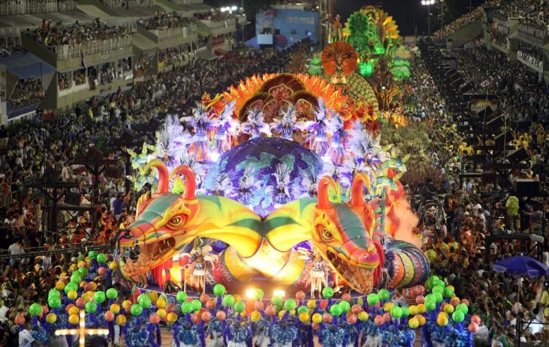 Carnavalul din BRAZILIA FACE VICTIME! Patru oameni au murit după ce un car alegoric a luat foc