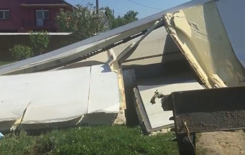 VIDEO/ Un tren cu 400 de pasageri a lovit un TIR, între Timișoara și București