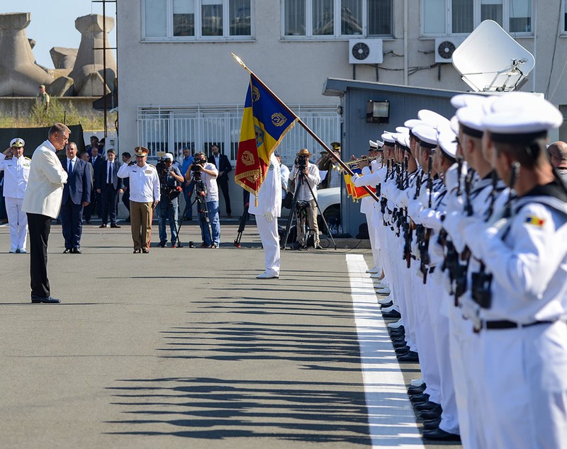 Klaus Iohannis, în smoking și cu papion, la Ziua Marinei, unde a făcut un nou apel pentru vaccinarea anti-COVID
