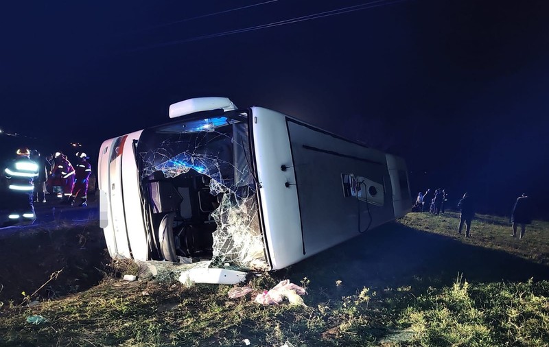 Un autocar cu 33 de pasageri s-a răsturnat în Arad și a ajuns în șanț. Sunt opt persoane rănite