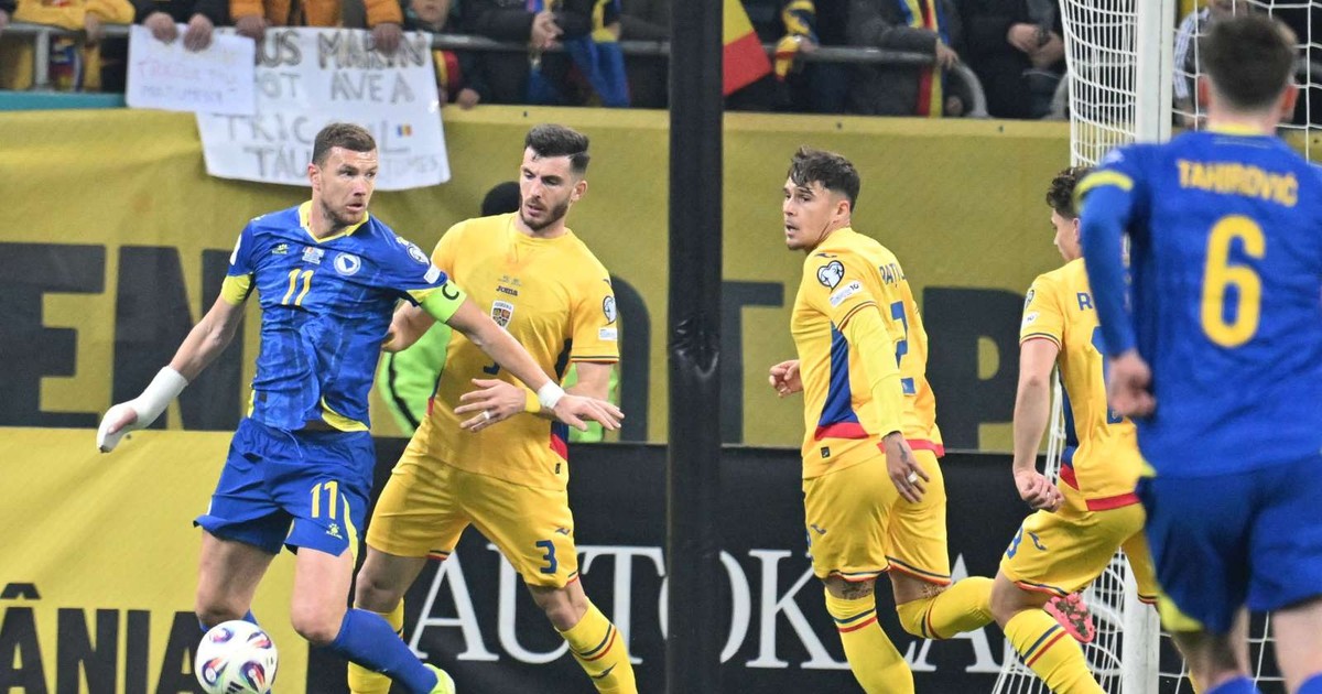 Edin Džeko, Mihai Popescu si Andrei Rațiu in meciul Romania-Bosnia Hertegovina