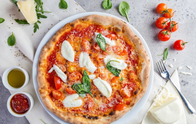 Cum se mănâncă corect pizza: cu mâna sau cu furculița?