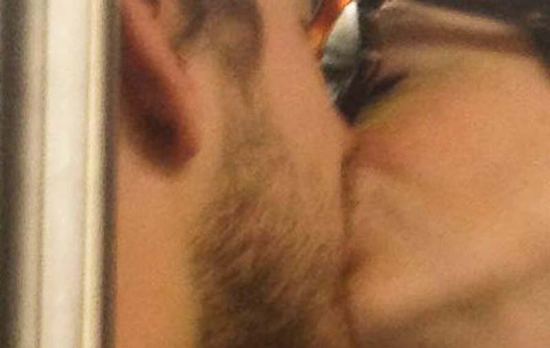 Vedeta care se GIUGIULEȘTE cu iubitul în metrou, în văzul lumii | FOTO