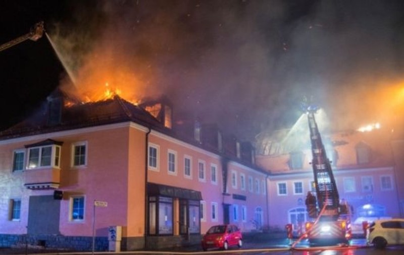 Clădire pentru azilanți incendiată în Germania! Mulțimea a împiedicat pompierii să intervină! VIDEO