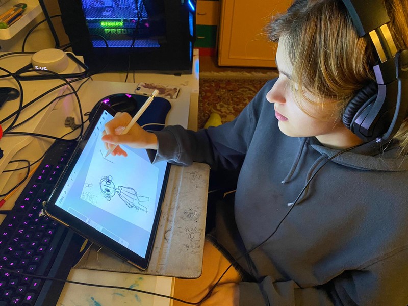 Astrid, desenând. E una din pasiunile ei