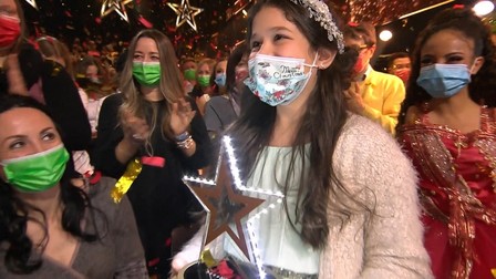 Momentul când Elena a primit troful Das Supertalent. Foto: Captură video