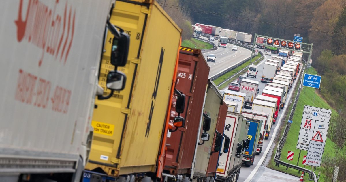 Sute de camioane sunt blocate în ambuteiaje pe o autostradă din Austria, aprilie 2023