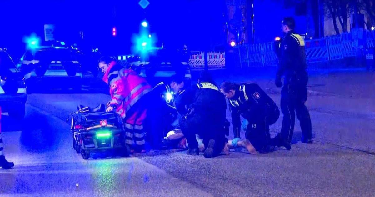 Imagini de noapte din Hamburg, Germania, cu poliție si o victima pe asfalt Sursă foto : abendblatt.de