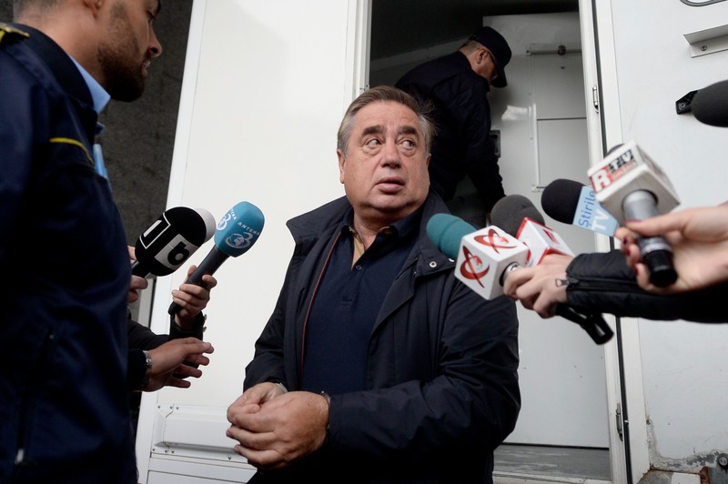 Omul de afaceri Ioan Niculae, patronul clubului Astra este adus la Directia de Investigare a Infractiunilor de Criminalitate Organizata si Terorism (DIICOT), in Bucuresti, vineri, 9 octombrie 2015.Ioan Niculae si fostul ministru al Economiei Adriean Videanu au venit, vineri, la DIICOT, fiind citati pentru a li se aduce la cunostinta mai multe documente din dosarul Romgaz - Interagro, in care sunt urmariti penal pentru mai multe fapte, printre care abuz si instigare la abuz in serviciu. OCTAV GANEA / MEDIAFAX