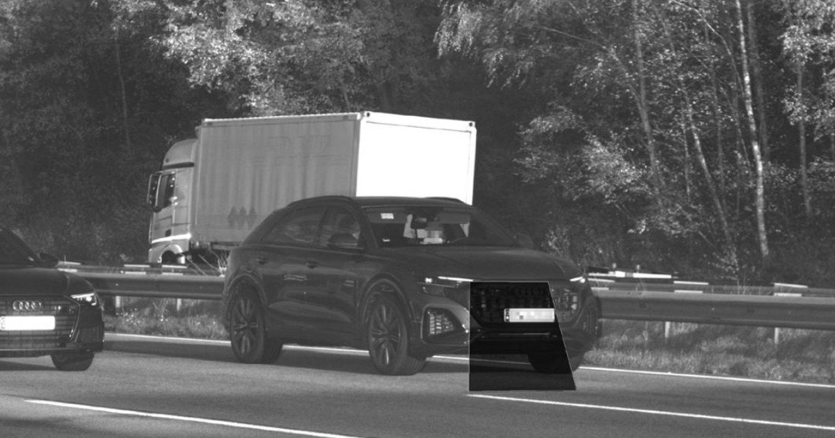 Imaginea prezintă o fotografie alb-negruu realizată de un radar, în care apar trei vehicule, între care și un camion