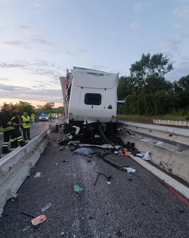 Fiul unui șofer român de TIR dormea în cabină când tatăl lui a murit strivit la volan, într-un accident cu 9 victime, în Italia