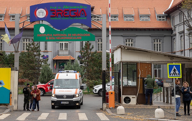 Cum tratează justiția abuzurile din spitalele de psihiatrie. Cazul infirmierei filmate când dădea o pacientă cu capul de marginea metalică a patului