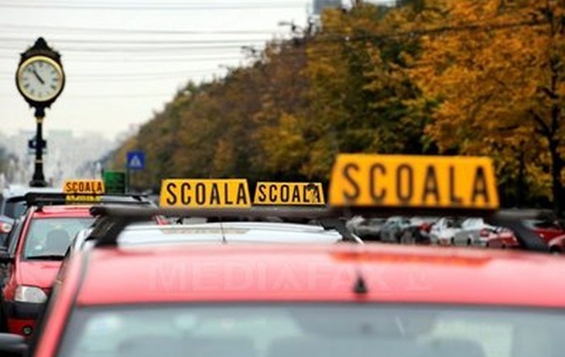 Un polițist cerea favoruri sexuale de la fetele care voiau să ia permisul de conducere