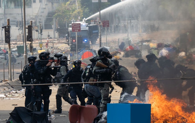 Scene de război în Hong Kong. Protestatarii, blocați într-un campus asediat de polițiști