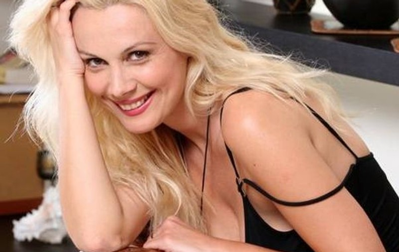 Dana Săvuică nu mai ţine la siluetă? CE BOMBE CALORICE ARE LA MASĂ! | FOTO