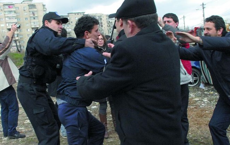 S-au bătut parte-n parte cu poliţiştii