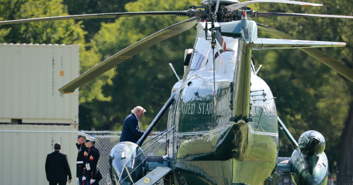 Imaginea îl prezintă pe Donald Trump urcând la bordul elicopterului prezidențial Marine One, în timp ce militari din Marina SUA îi salută.